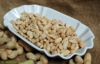 Erdnüsse ohne zusätzliches Fett geröstet Erdnüsse ohne zusätzliches Fett geröstet